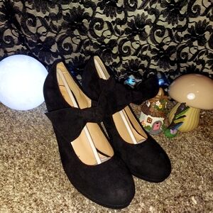 Black heels with bows